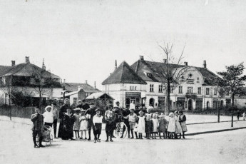 Børn og enkelte voksne opstillet ved “Buen”. Broderskabsvej ses til venstre. Før 1908 - Foto: Johan Weitzmann