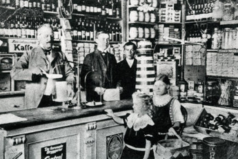 Urtekræmmer Wissenbergs butik ca. 1906 - Foto udlånt af Claus Kortzau