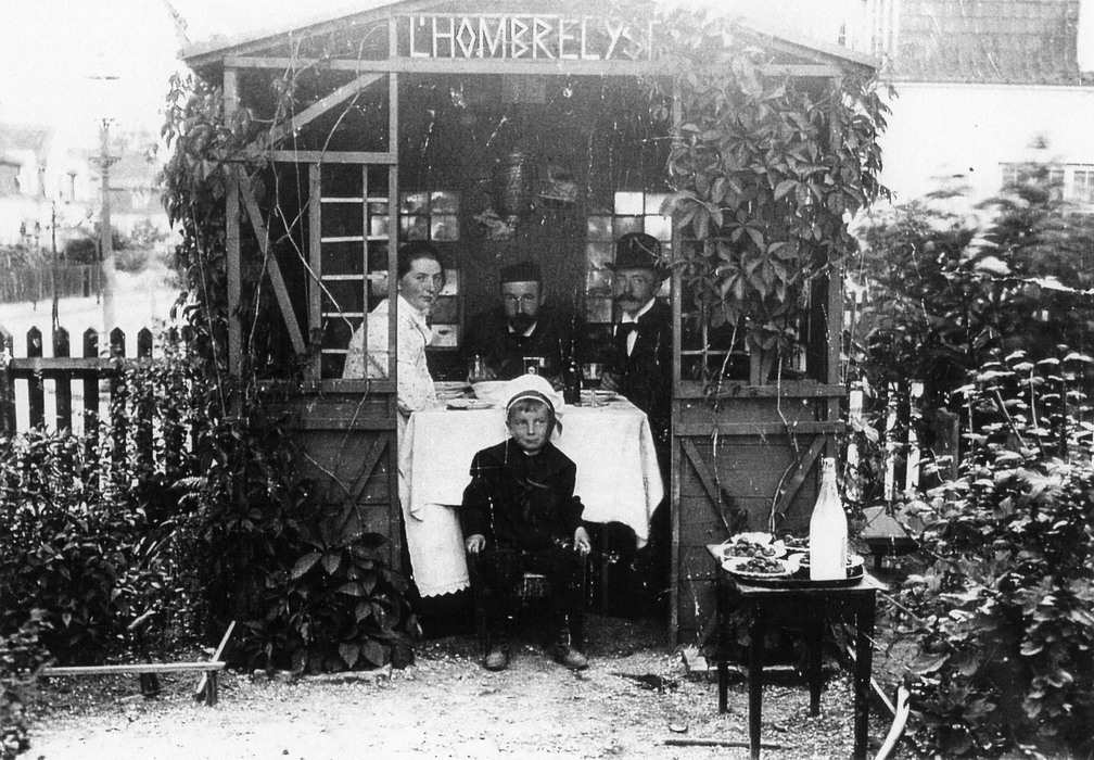 Broderskabsvej 15. Familien Weitzmann ved spisebordet i lysthuset ca. 1903 - Foto: Johan Weitzmann